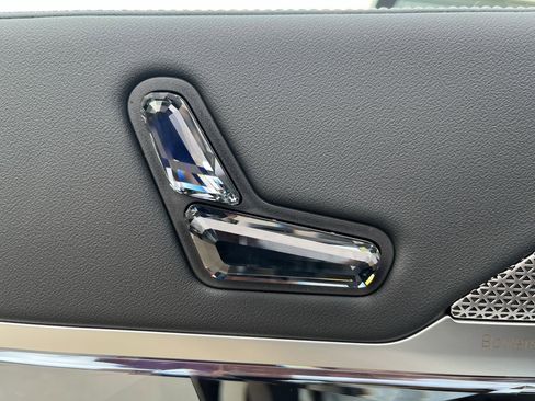 Used 2025 BMW i7 xDrive60 image 15