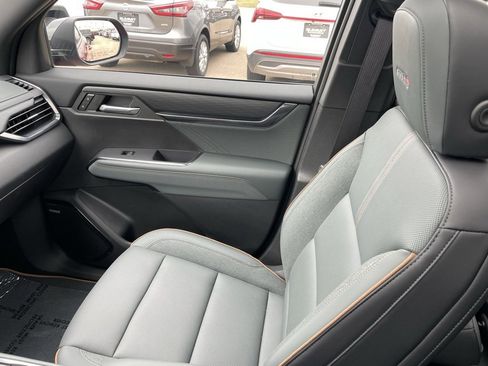 Used 2025 GMC Acadia AT4 w/ Luxury Package image 22