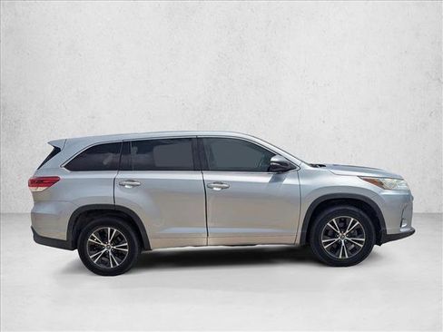 Used 2017 Toyota Highlander LE FWD image 4