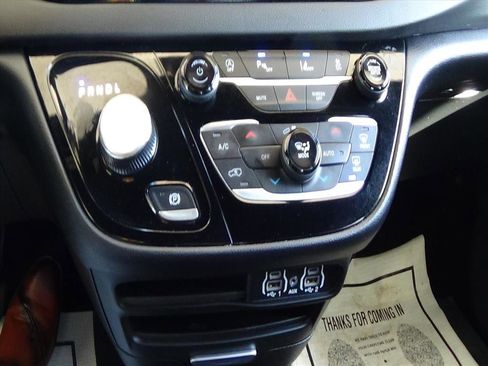 Certified 2025 Chrysler Pacifica Select image 28