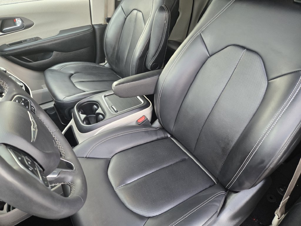 Used 2024 Chrysler Pacifica Touring-L FWD image 15