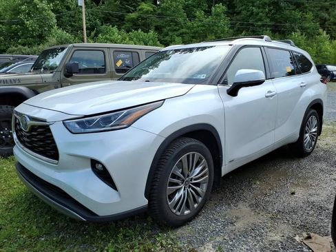 Used 2022 Toyota Highlander Platinum AWD/4WD image 2