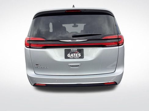 Used 2024 Chrysler Pacifica Touring-L image 8
