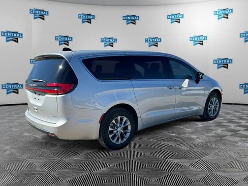 New 2026 Chrysler Pacifica Select image 5