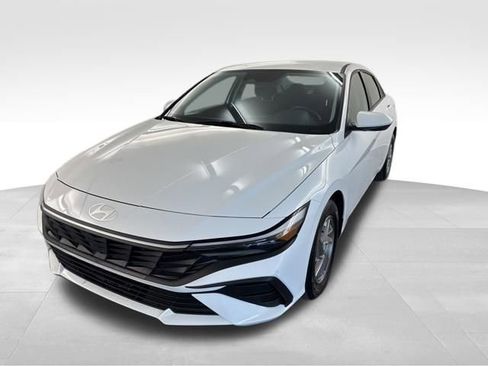 Used 2025 Hyundai Elantra SE FWD image 4