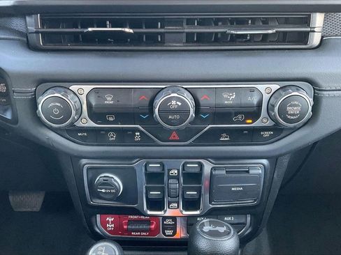 Certified 2025 Jeep Wrangler Unlimited Rubicon AWD/4WD image 18