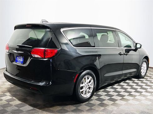 Used 2024 Chrysler Voyager LX image 8