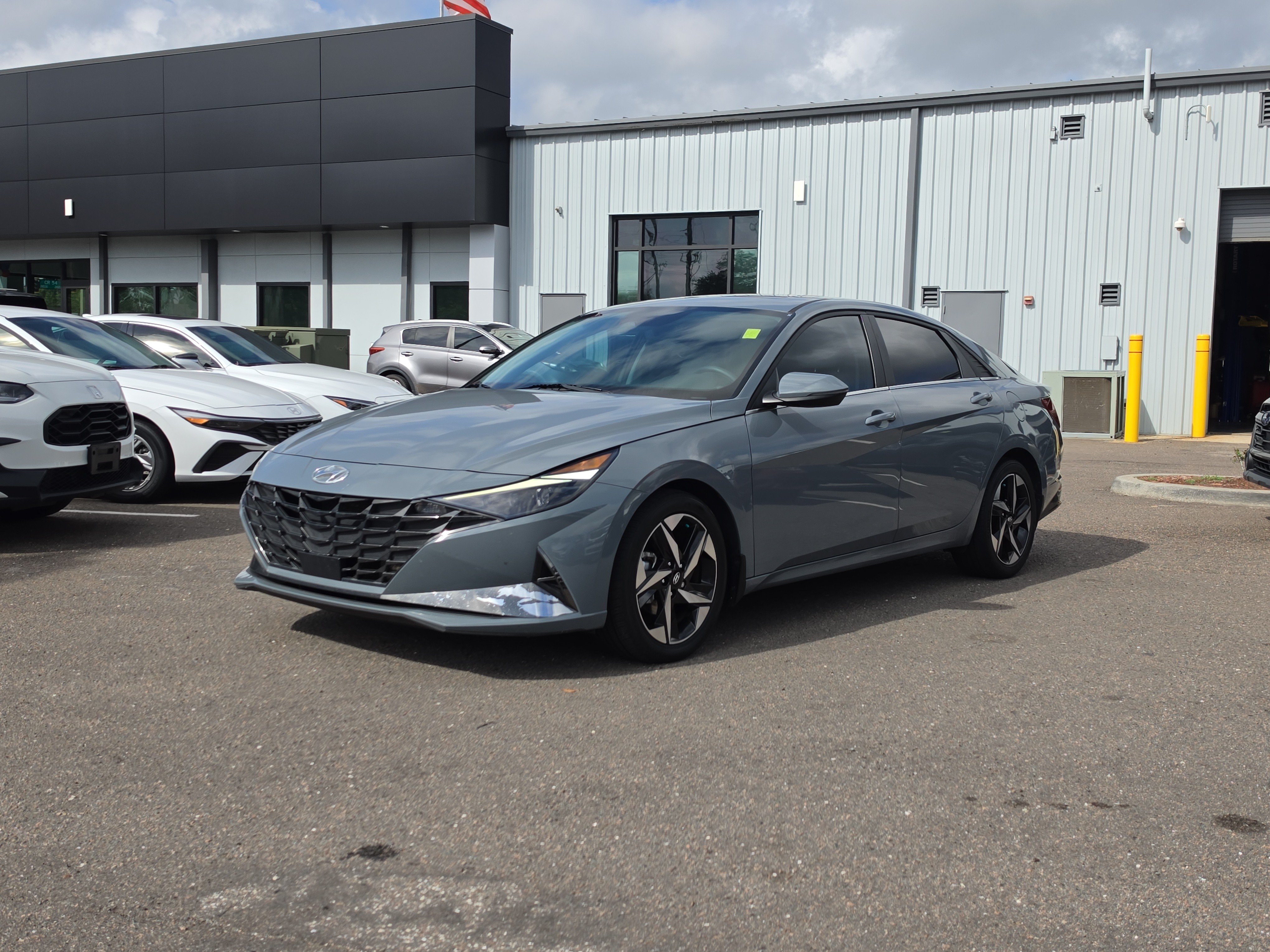 Used 2022 Hyundai Elantra Limited FWD image 4