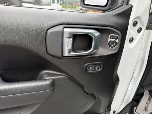 Used 2024 Jeep Wrangler Unlimited Rubicon w/ Convenience Group AWD/4WD image 15