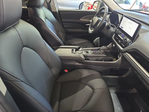 Used 2024 Toyota Grand Highlander AWD image 10