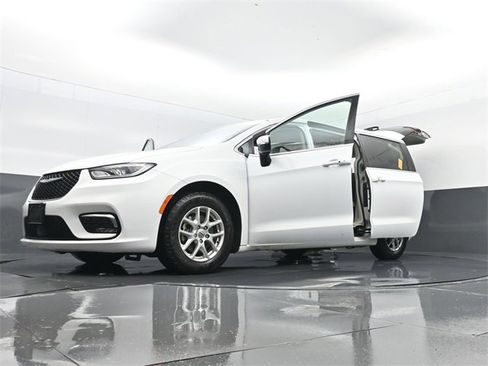 Used 2023 Chrysler Pacifica Touring-L image 33