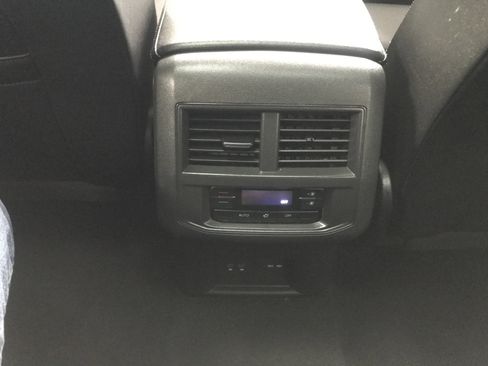 Used 2024 Volkswagen Atlas Cross Sport SE w/ Panoramic Sunroof Package FWD image 17