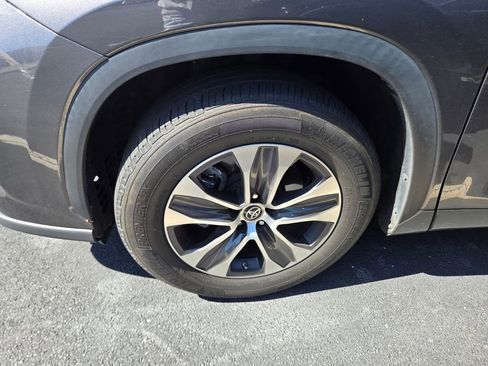 Used 2022 Toyota Highlander XLE image 4