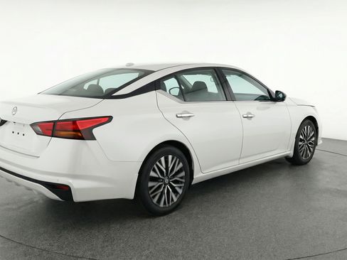 Used 2025 Nissan Altima 2.5 SV image 9