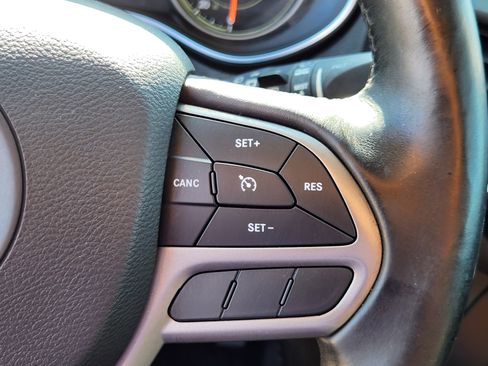 Used 2019 Jeep Cherokee Latitude Plus w/ Comfort/Convenience Group AWD/4WD image 24