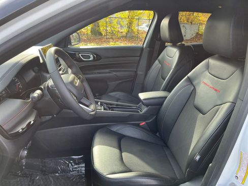 Used 2025 Jeep Compass Trailhawk image 35