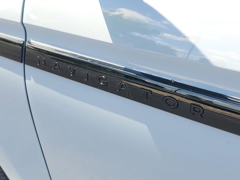 New 2026 Lincoln Navigator Reserve w/ Jet Appearance Package AWD/4WD image 7
