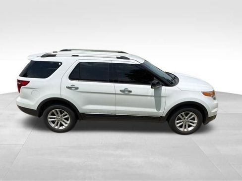 Used 2015 Ford Explorer XLT w/ Equipment Group 202B FWD image 2