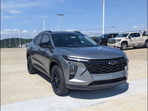 New 2026 Chevrolet Trax LT w/ Midnight Edition FWD image 5