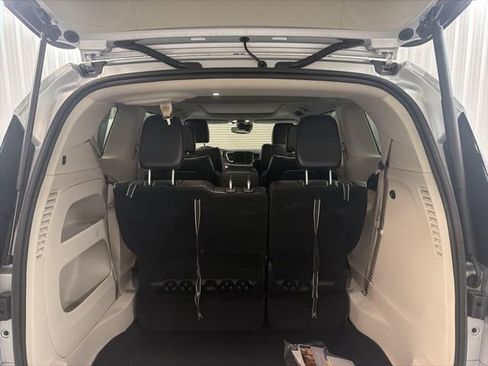 Used 2023 Chrysler Pacifica Limited FWD image 19