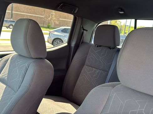 Used 2017 Toyota Tacoma TRD Sport AWD/4WD image 16