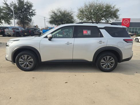Certified 2025 Nissan Pathfinder SV image 4