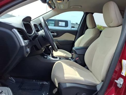 Used 2016 Jeep Cherokee Latitude w/ Cold Weather Group AWD/4WD image 17