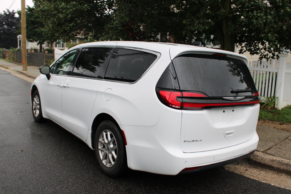 Used 2025 Chrysler Pacifica Select FWD image 8