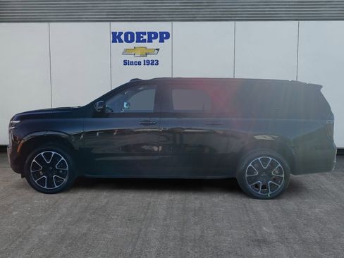New 2026 Chevrolet Suburban RST w/ Comfort Package AWD/4WD image 2