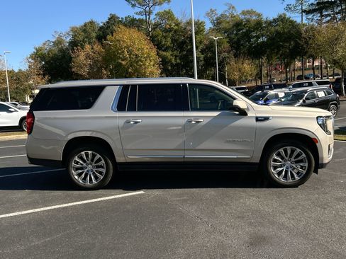 Used 2022 GMC Yukon XL Denali image 10