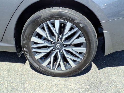 Used 2024 Nissan Altima 2.5 SV w/ SV Premium Package AWD/4WD image 9