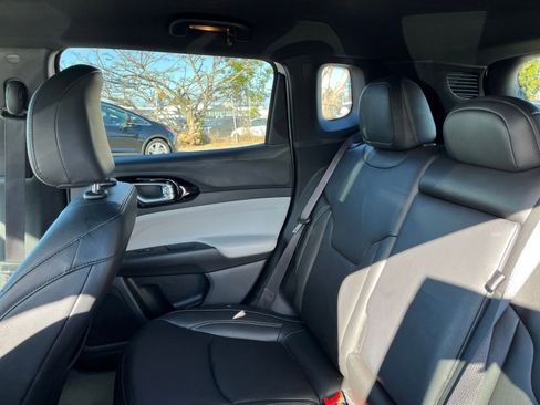 Used 2025 Jeep Compass Limited image 39