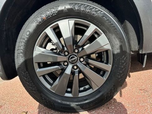 Used 2024 Nissan Pathfinder S image 30