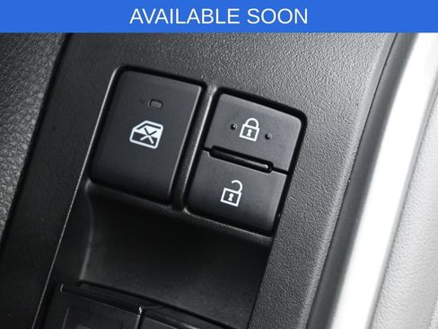 Used 2021 Toyota Highlander XLE AWD/4WD image 13