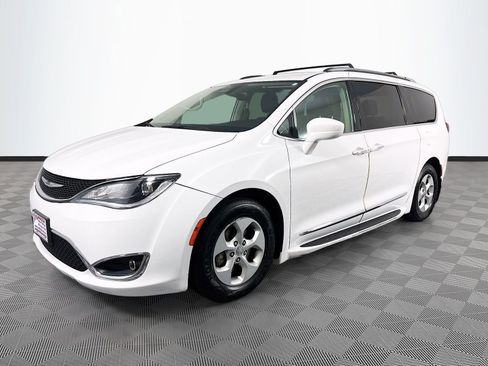 Used 2017 Chrysler Pacifica Touring-L Plus FWD image 3