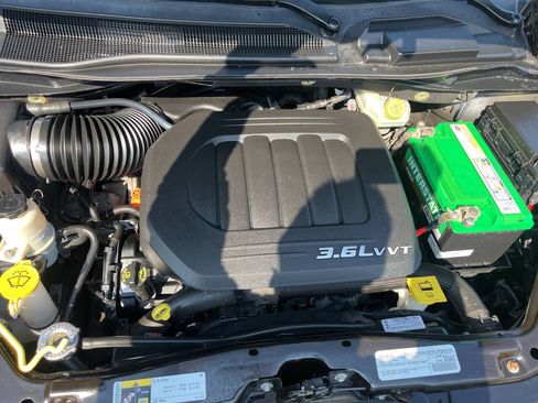 Used 2016 Dodge Grand Caravan SXT w/ UConnect Hands-Free Group FWD image 32