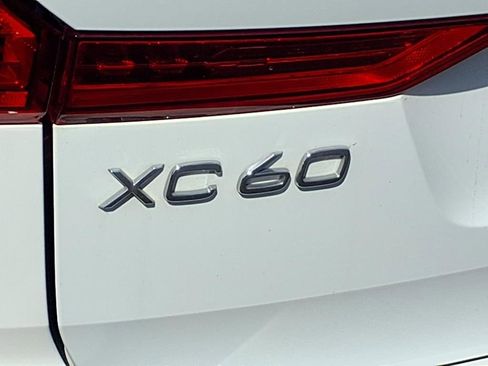 Used 2022 Volvo XC60 B5 Momentum image 17