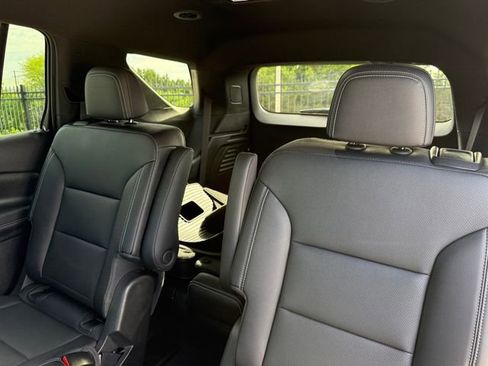 Used 2025 Chevrolet Traverse LT w/ Driver Confidence Package FWD image 26
