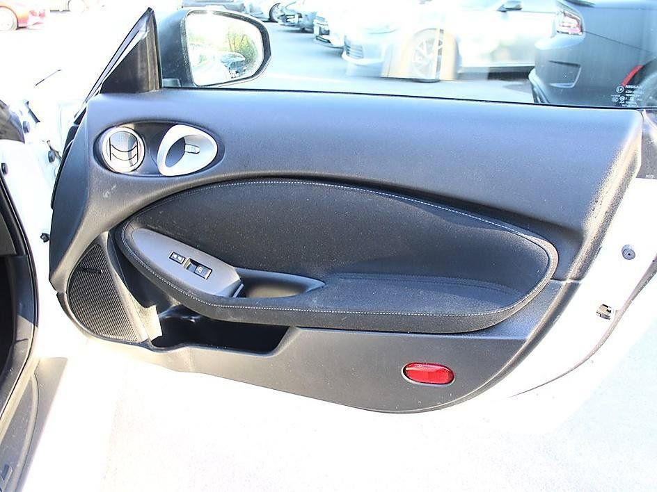 Used 2018 Nissan 370Z Coupe RWD image 16