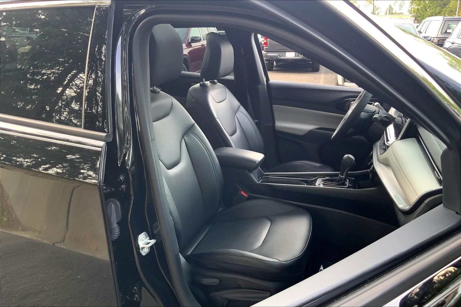 Used 2025 Jeep Compass Limited w/ Sun & Sound Group AWD/4WD image 6
