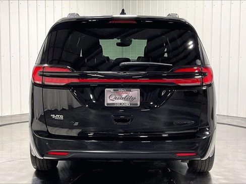 Used 2025 Chrysler Pacifica Limited FWD image 4
