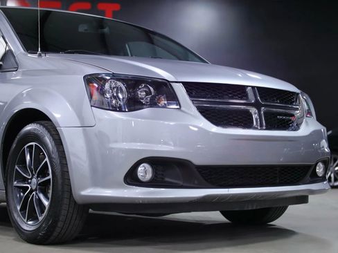 Used 2019 Dodge Grand Caravan GT image 2