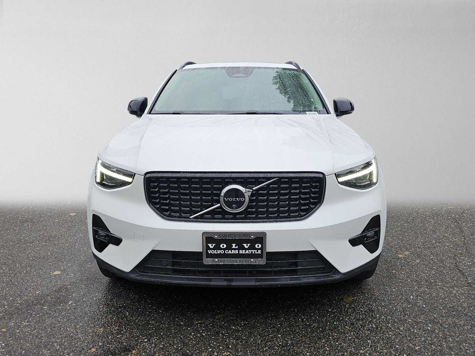 Used 2024 Volvo XC40 B5 Plus w/ Protection Package Premier AWD/4WD image 8