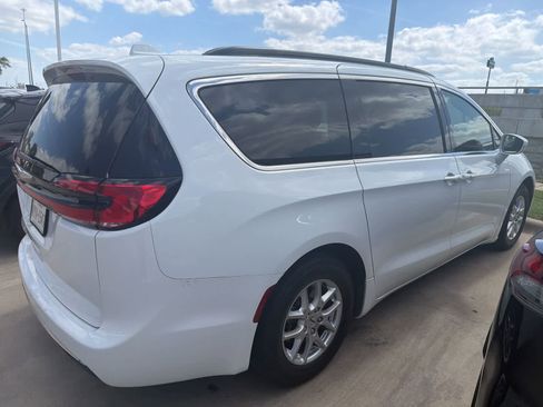 Used 2022 Chrysler Pacifica Touring-L FWD image 6