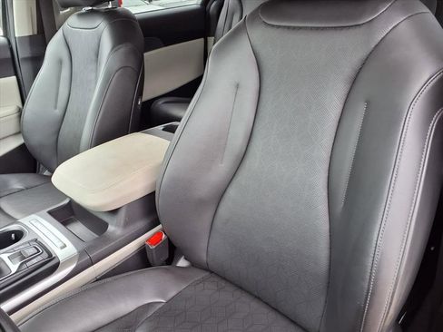 Used 2024 Kia Carnival LX image 7