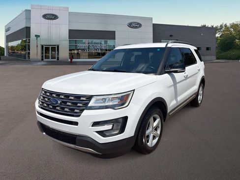 Used 2017 Ford Explorer XLT w/ Equipment Group 202A AWD/4WD image 5
