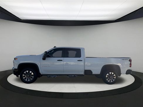 Used 2022 Chevrolet Silverado 2500 Custom w/ Custom Convenience Package AWD/4WD image 2