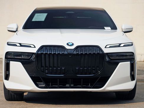 Used 2024 BMW i7 xDrive60 w/ Premium Package AWD/4WD image 6