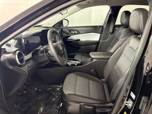 Used 2025 Chevrolet Trax LT FWD image 22