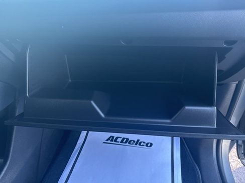 Used 2025 Chevrolet Traverse LT image 12